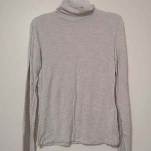 White / grey turtleneck